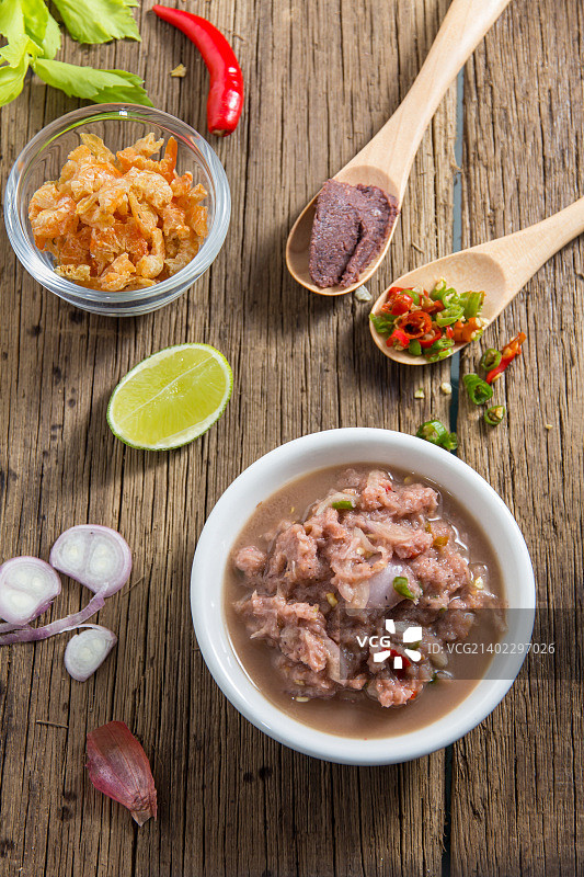 泰式虾酱和食材的辛辣食物俯视图图片素材