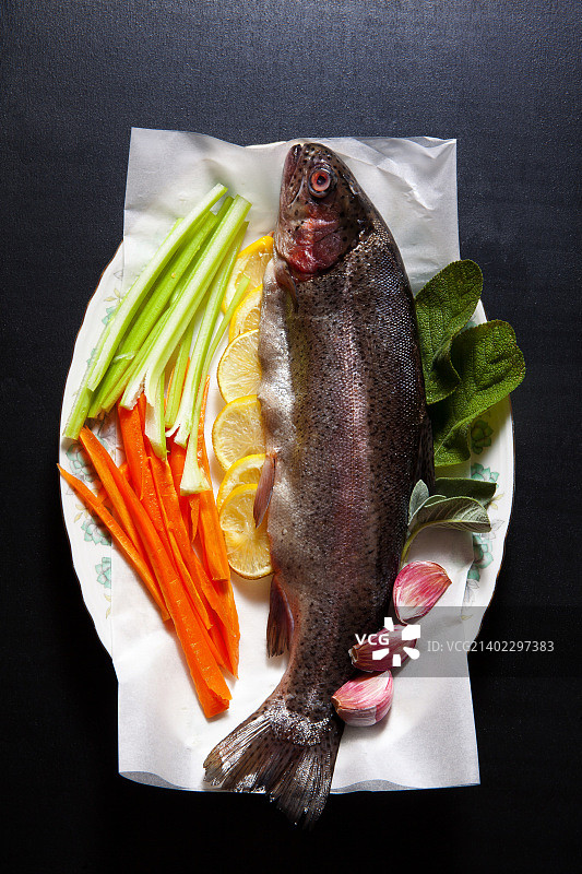 新鲜生鱼与蔬菜香料图片素材