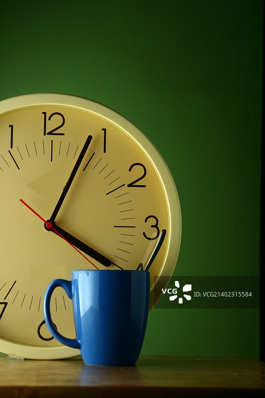 模拟时钟和蓝色咖啡杯图片素材