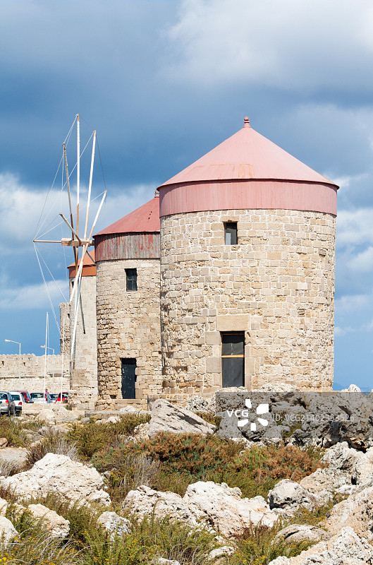 罗德岛曼德拉基港的中世纪风车图片素材