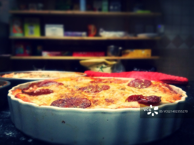 意大利辣香肠披萨饼图片素材