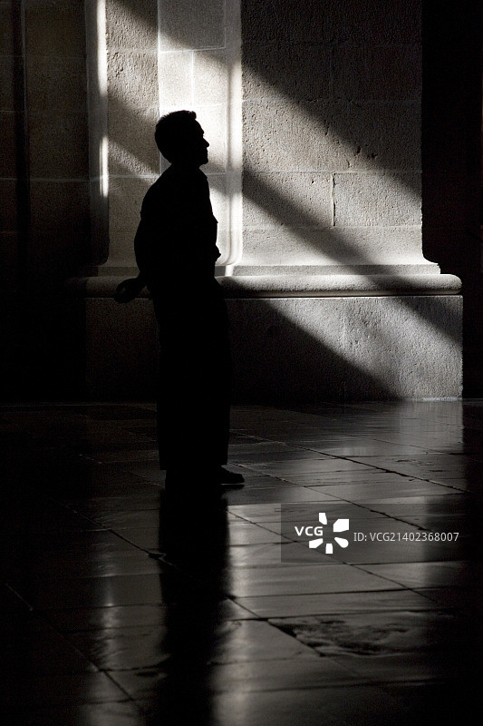 西班牙埃斯科里亚尔大教堂内的人剪影图片素材