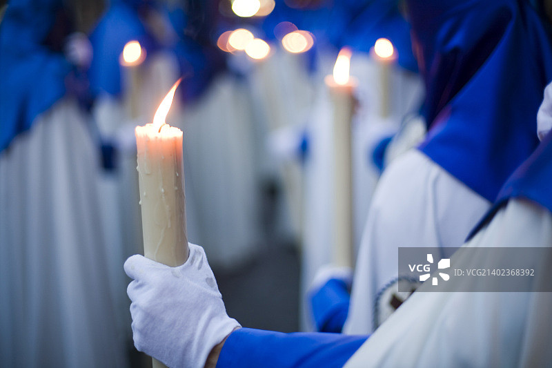 忏悔者举着蜡烛，2008年圣周，塞维利亚，西班牙图片素材