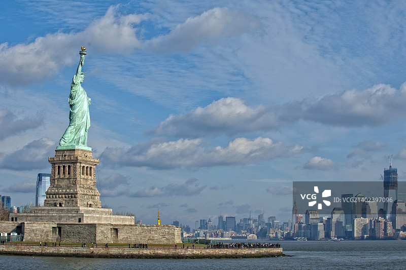 蓝天下的自由女神像图片素材