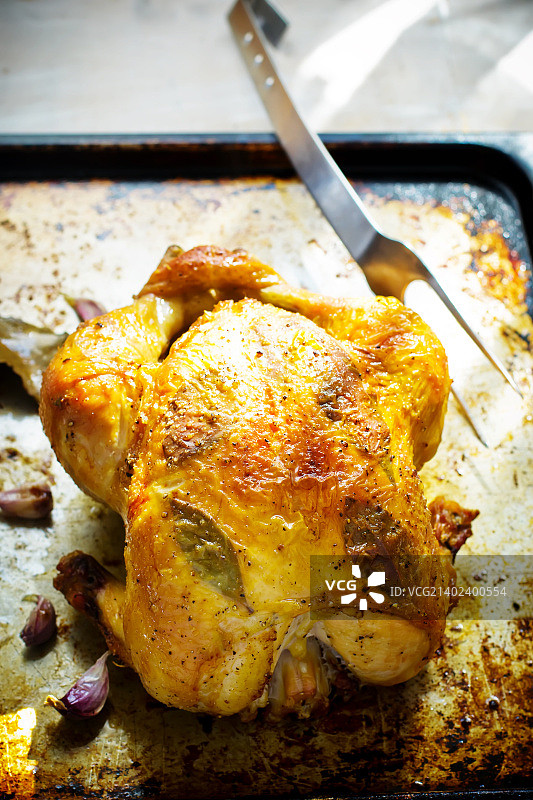 烤盘上烤全鸡图片素材