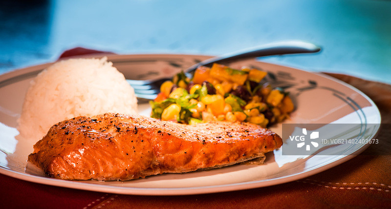 雪松板虹鳟鱼和墨西哥豆沙拉图片素材