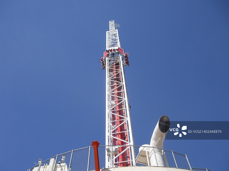 平流层大厦顶部的云霄飞车图片素材