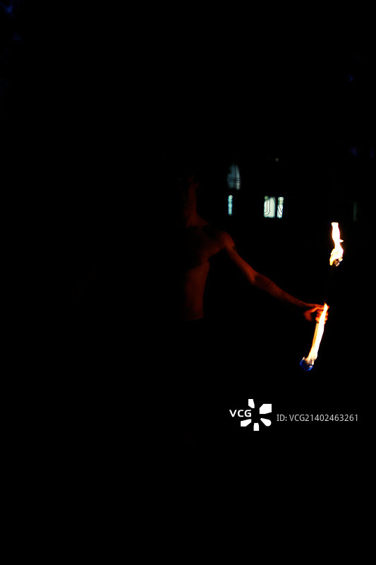 暗室里的人图片素材