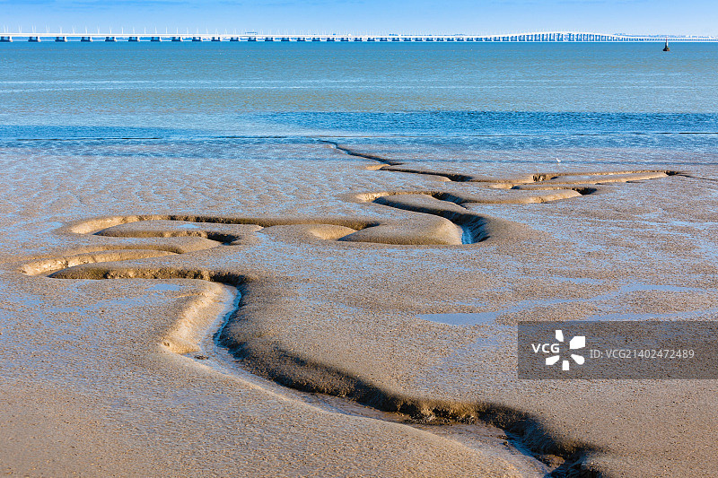 特茹河底和背景中的瓦斯科达伽马大桥图片素材