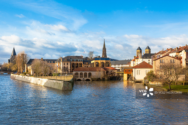 流经法国梅斯古城的摩泽尔河图片素材