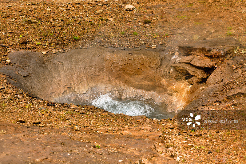 沸腾的小间歇泉，冰岛间歇泉谷图片素材