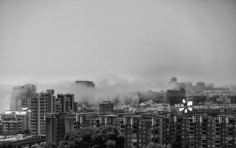 雾中小镇图片素材