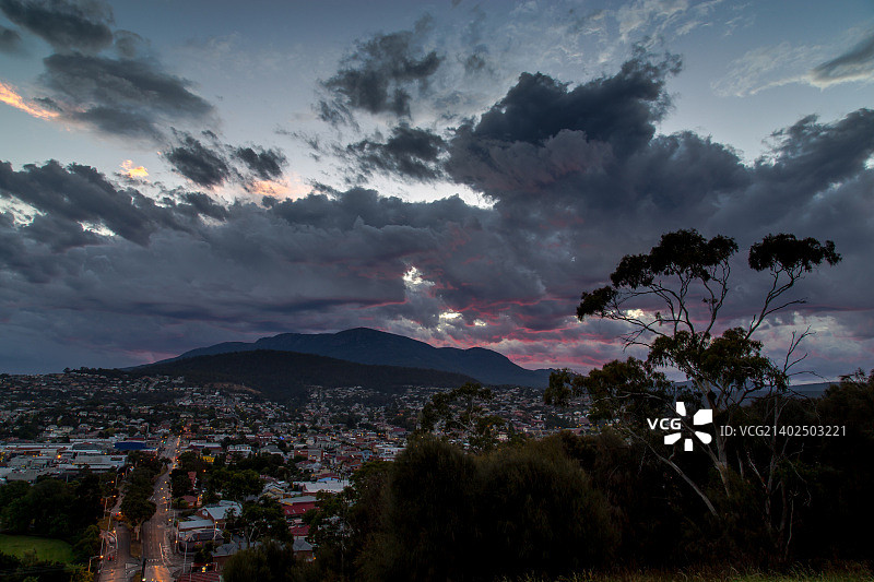 暴风雨之后图片素材