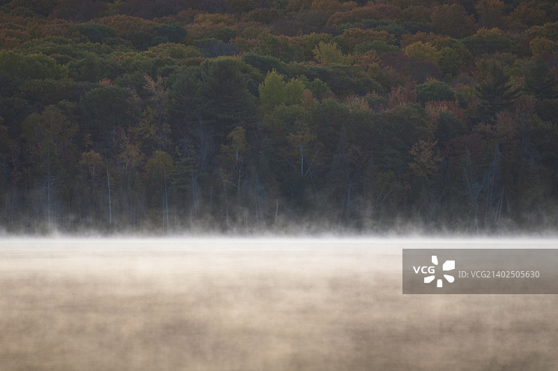 休伦湖上的薄雾图片素材