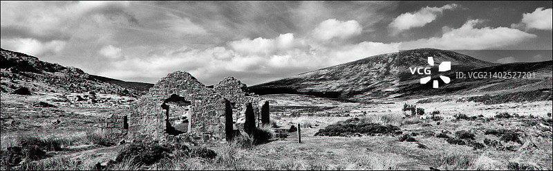 爱尔兰威克洛山脉中的废弃房屋图片素材