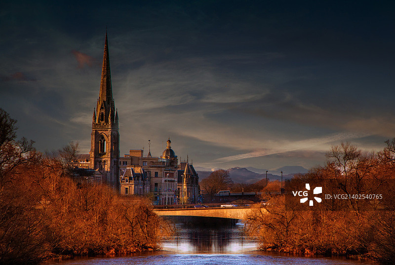 泰河畔的教堂图片素材