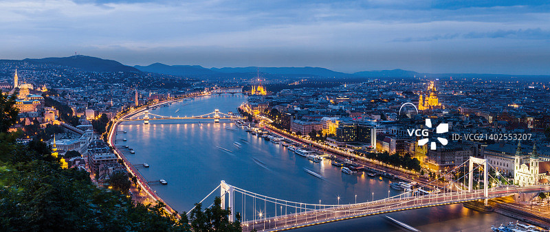 布达佩斯全景：伊丽莎白桥与链子桥图片素材