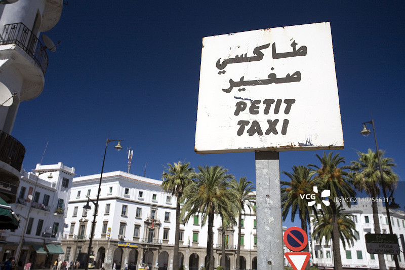 摩洛哥得土安的小型出租车阿拉伯语和法语标志图片素材