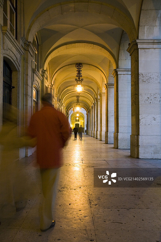 里斯本商业广场画廊的行人图片素材