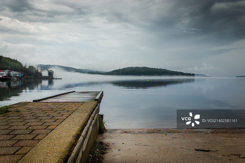 鳟鱼湖上的雾图片素材