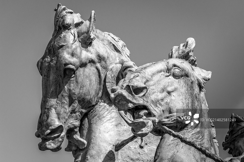 生命之泉的金属马头雕塑图片素材