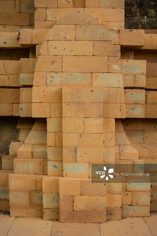 在越南广南的避难所的寺庙里毁坏的印度教神像图片素材