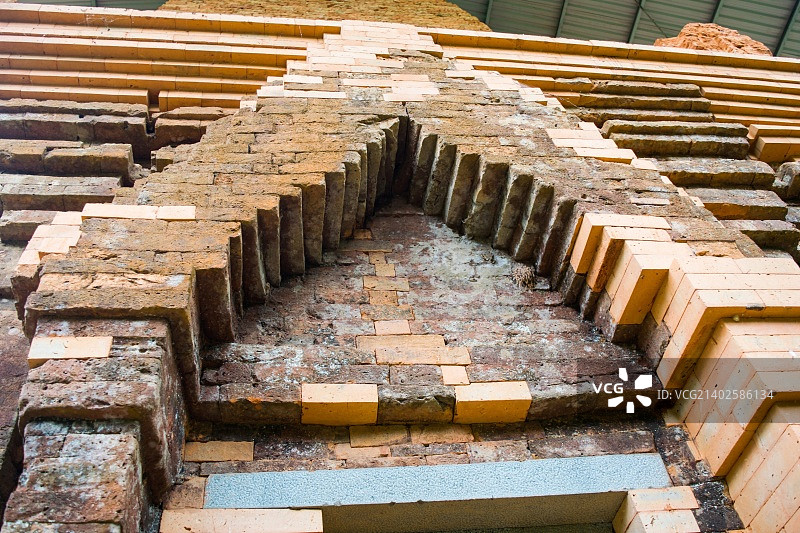 在越南广南的避难所的寺庙里毁坏的印度教神像图片素材