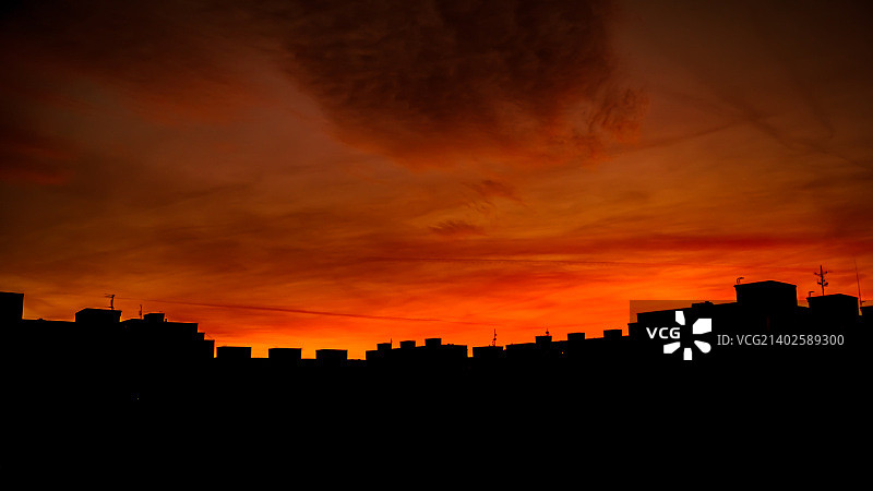 聚落上空的日落图片素材