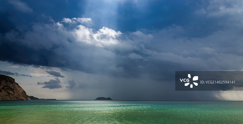 希腊扎金索斯岛风暴后的阳光图片素材