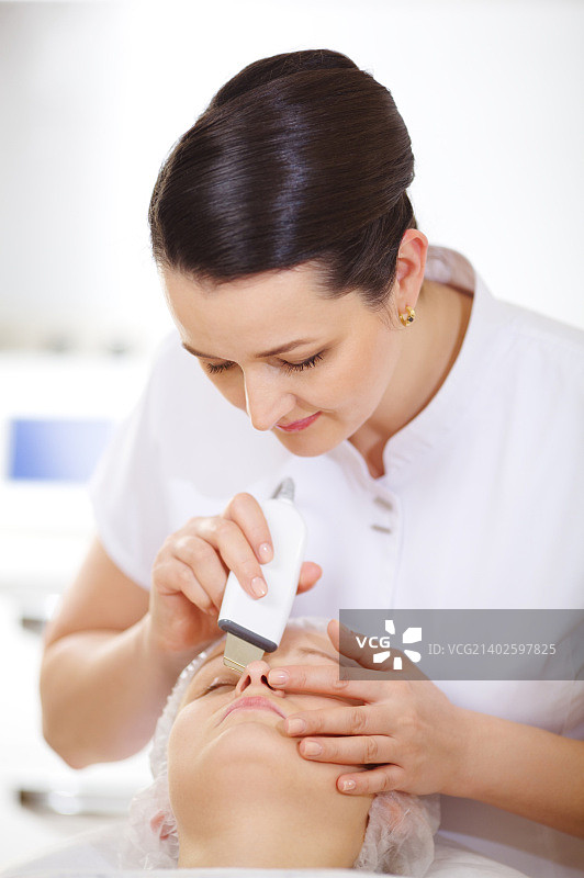 美容师进行超声波面部清洁图片素材