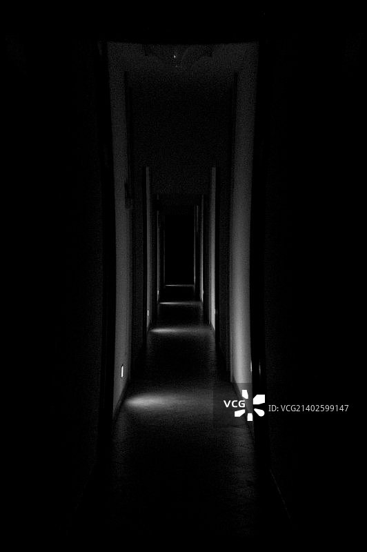 当你凝视黑暗时，黑暗也在凝视你图片素材