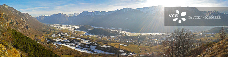 从德蒙特上方的马多纳迪龙韦洛观看斯特拉山谷全景图片素材