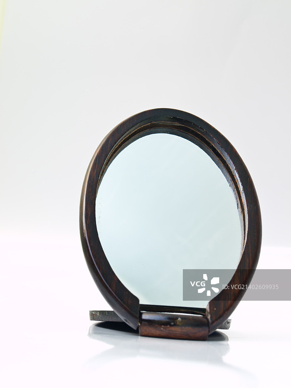 白色背景上的木制化妆镜图片素材