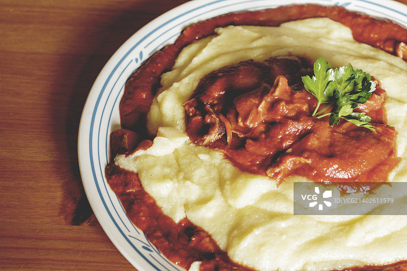 玉米粥配牛肝菌酱的细节图片素材