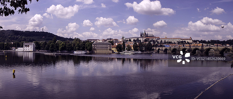 布拉格伏尔塔瓦河与查理大桥图片素材