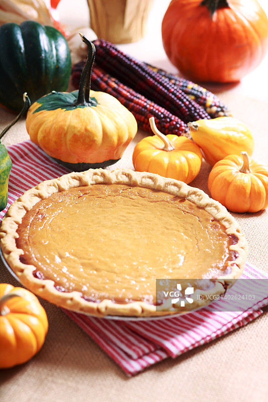 带秋季南瓜和玉米的南瓜派图片素材