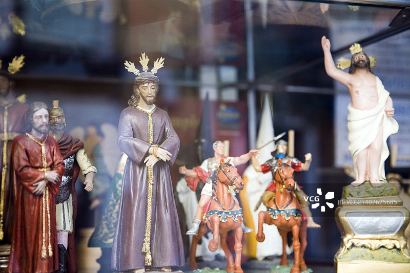 西班牙塞维利亚商店橱窗里出售的宗教人物图片素材