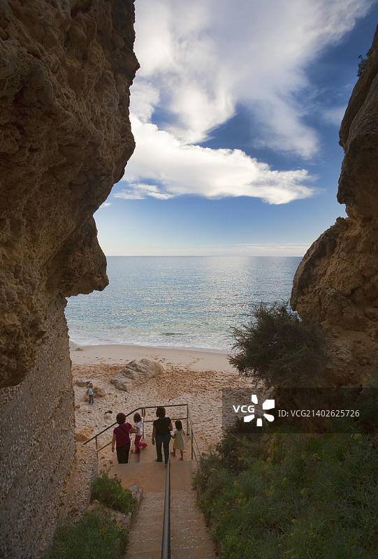 在波尔ches镇Nossa Senhora da Rocha海滩游玩的人们图片素材