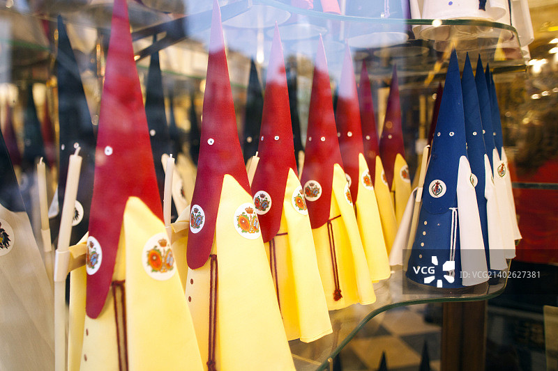 西班牙塞维利亚纪念品商店里的圣周忏悔者雕像图片素材