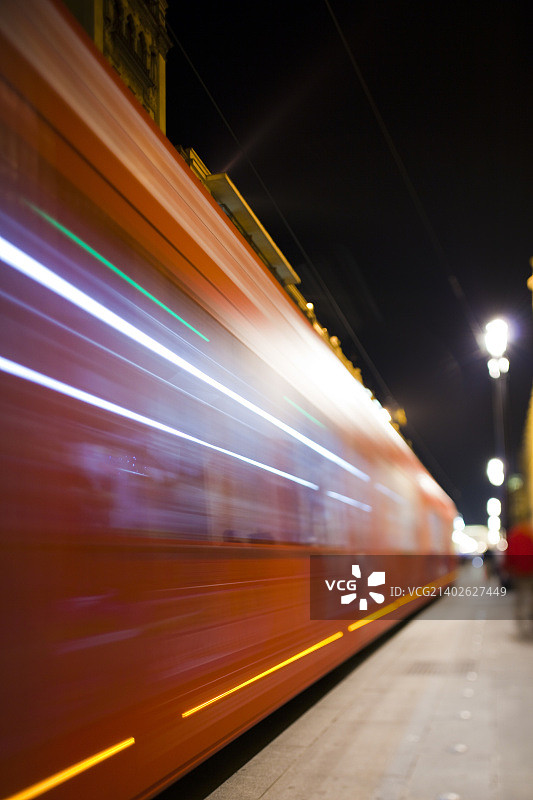 西班牙塞维利亚宪法大道上的有轨电车图片素材