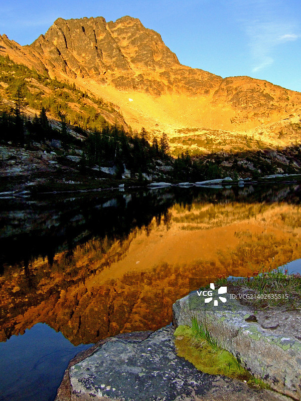 奥卡诺根国家森林下雪湖图片素材