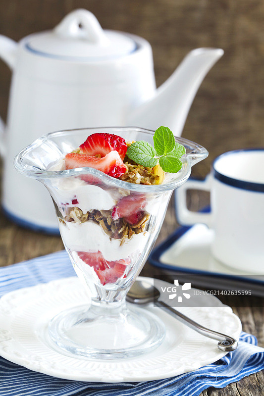 玻璃杯装草莓格兰诺拉麦片图片素材