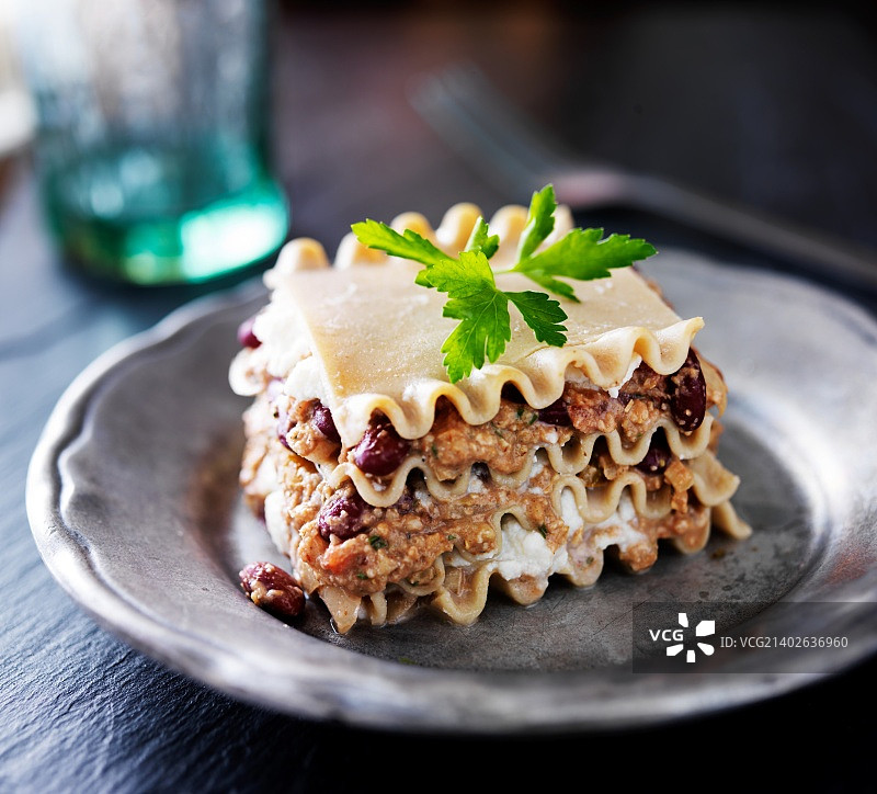 含奶酪和肉类替代品的纯素千层面图片素材