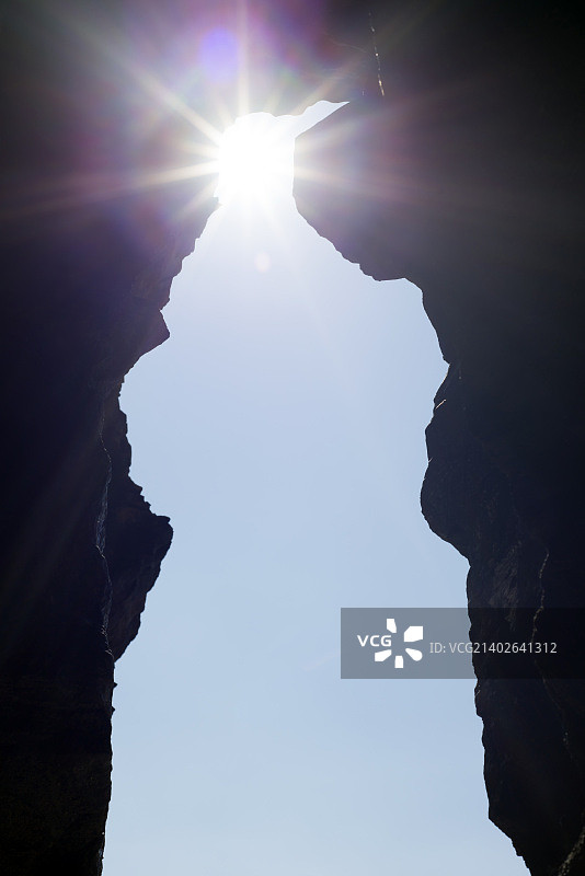 班里伯尼恩悬崖洞穴入口和阳光图片素材