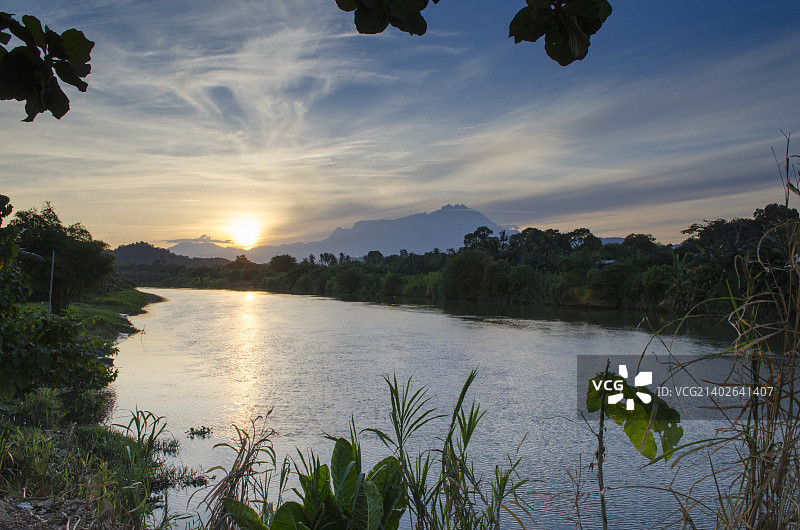 沙巴斗亚兰眺望京那巴鲁山日出图片素材