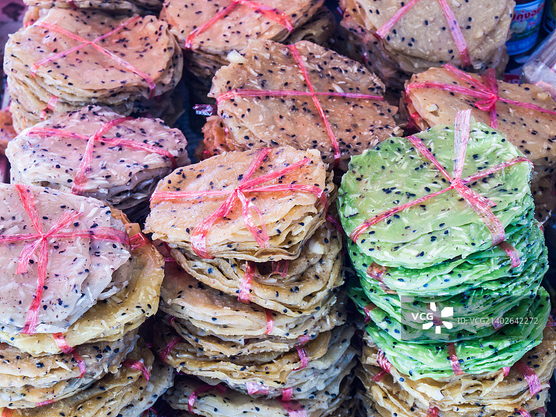 烘烤前的泰国传统香脆米饼堆图片素材