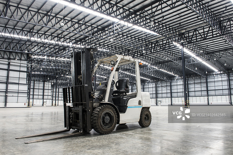 大型现代化仓库中的叉车装载机图片素材