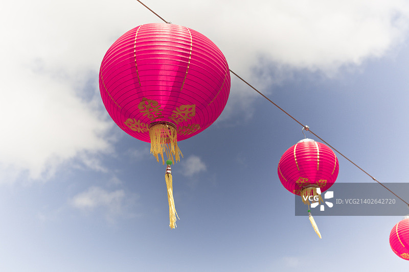 粉色中国纸灯笼与蓝天图片素材