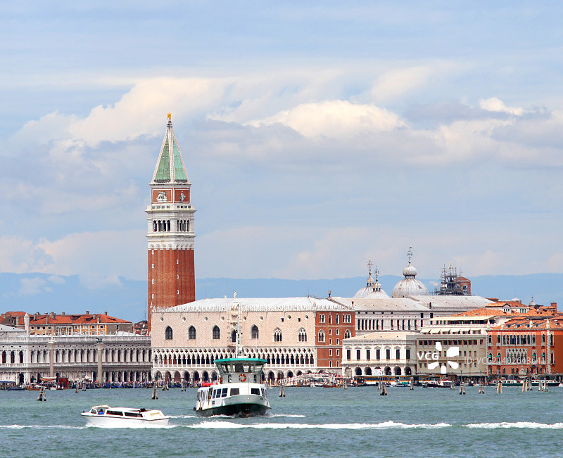 威尼斯的圣马可钟楼和船只图片素材