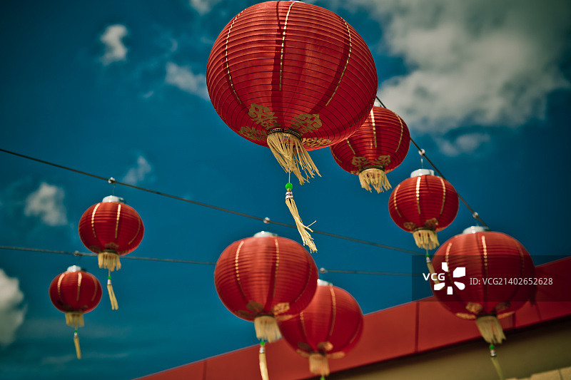 蓝天下悬挂的中国红灯笼图片素材